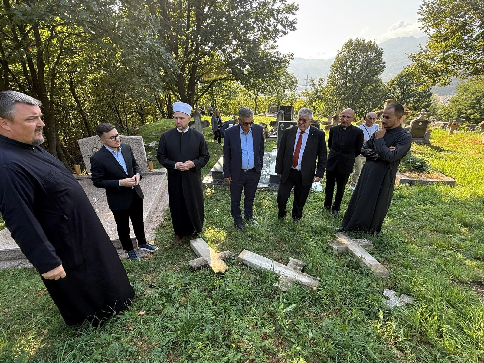 Zajedno protiv vandalizma: Mioković obišao oskrnavljeno pravoslavno groblje u Zenici